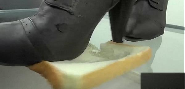  Crush bread with shoes